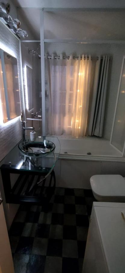 House With Large Terrace, Jacuzzi And Gated Parking For One Car Casa de férias Montevideu